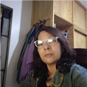 La profesora dicta clase a niños de 1er 2 do y 3ero de básica